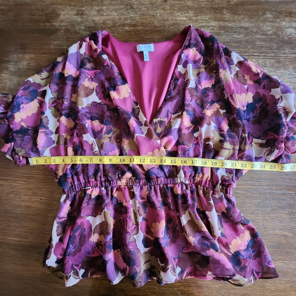 🏷SOFIA Floral V-Neck Blouse with Ruffle Sleeves - Picture 5 of 7